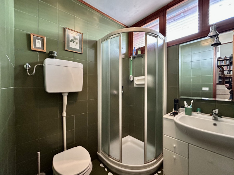 Proponiamo in vendita bellissima casa a schiera porzione centrale vicina a tutti i principali ser...