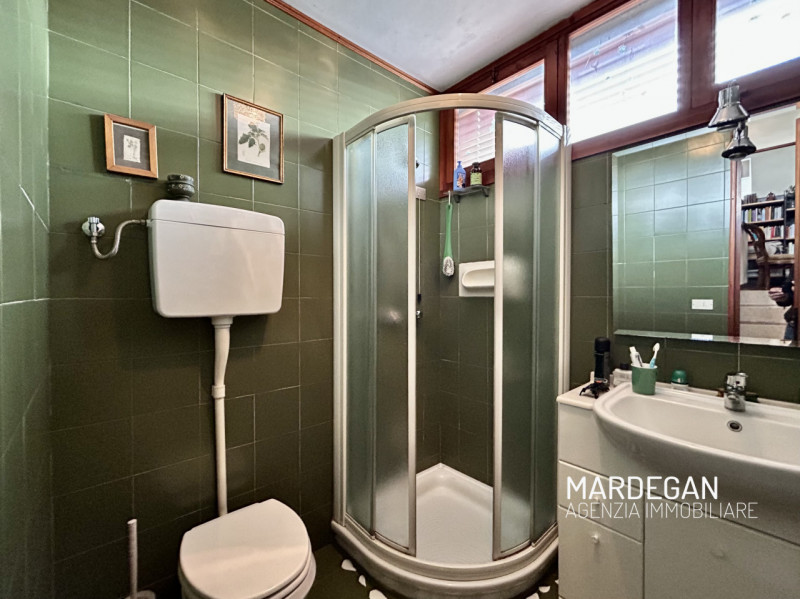 Proponiamo in vendita bellissima casa a schiera porzione centrale vicina a tutti i principali ser...