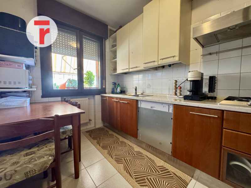 STRA - loc.Paluello. Su zona tranquilla comoda alle Poste. Condominio servito da ampio parcheggio...