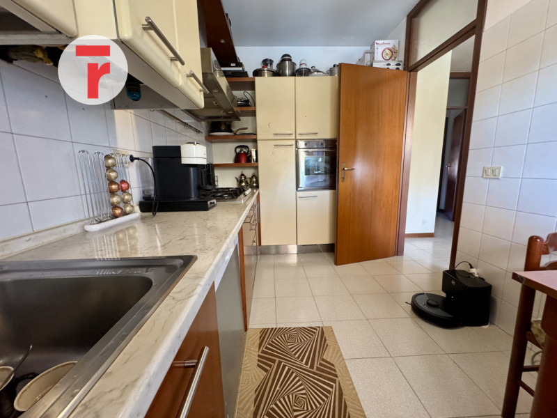 STRA - loc.Paluello. Su zona tranquilla comoda alle Poste. Condominio servito da ampio parcheggio...