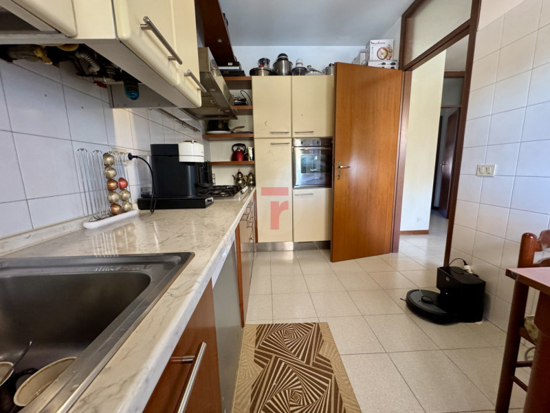 STRA - loc.Paluello. Su zona tranquilla comoda alle Poste. Condominio servito da ampio parcheggio...