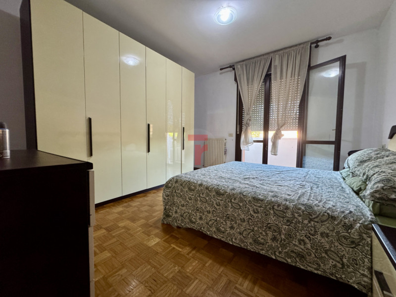 STRA - loc.Paluello. Su zona tranquilla comoda alle Poste. Condominio servito da ampio parcheggio...