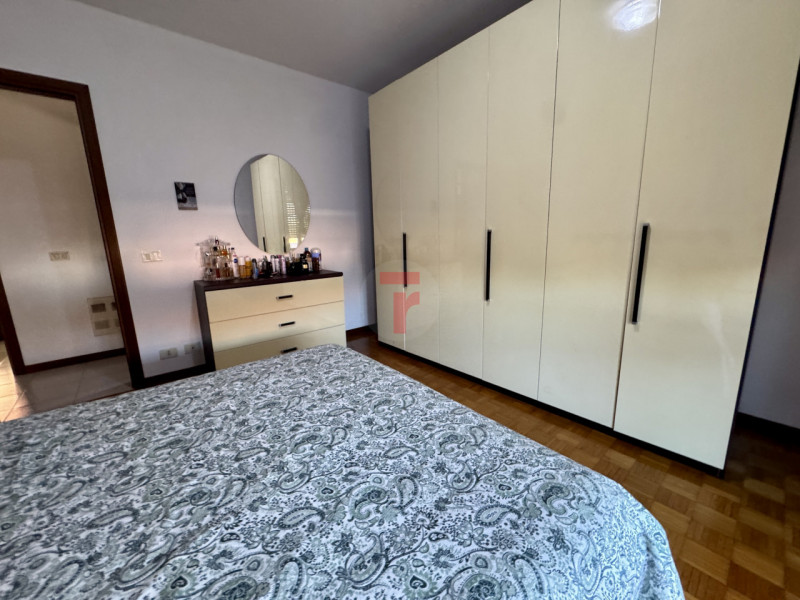 STRA - loc.Paluello. Su zona tranquilla comoda alle Poste. Condominio servito da ampio parcheggio...