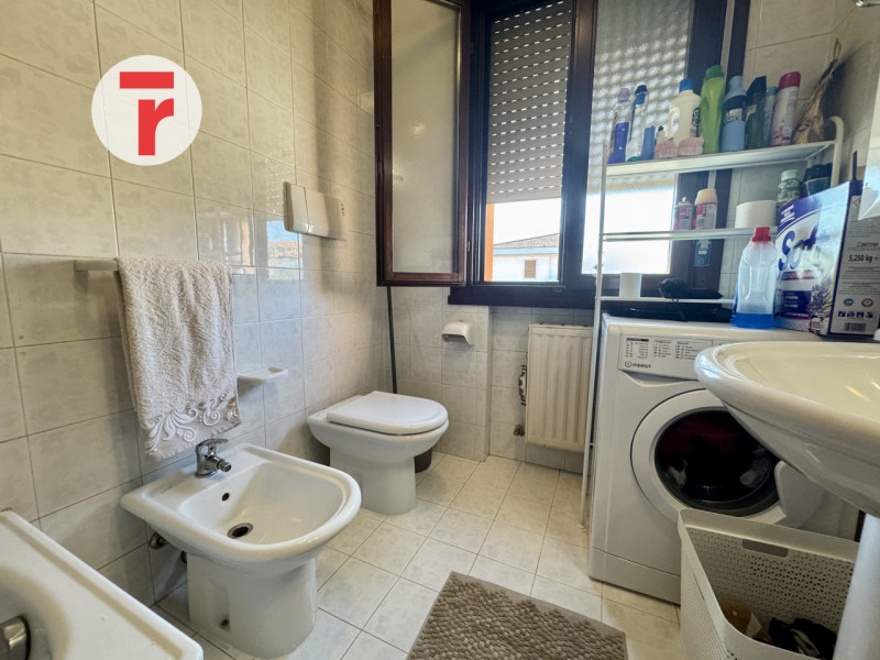 STRA - loc.Paluello. Su zona tranquilla comoda alle Poste. Condominio servito da ampio parcheggio...