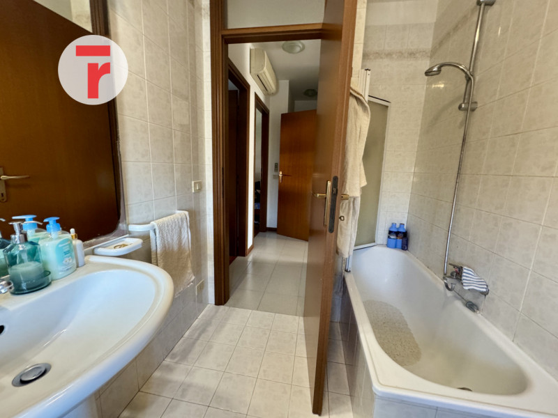 STRA - loc.Paluello. Su zona tranquilla comoda alle Poste. Condominio servito da ampio parcheggio...