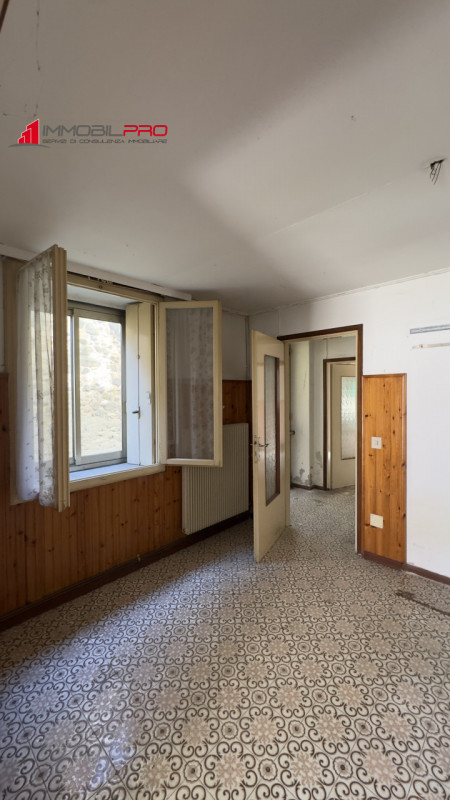 A Carrè (VI), in zona tranquilla e comoda ai servizi, proponiamo casa singola terracielo, posta i...