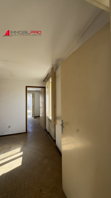 A Carrè (VI), in zona tranquilla e comoda ai servizi, proponiamo casa singola terracielo, posta i...