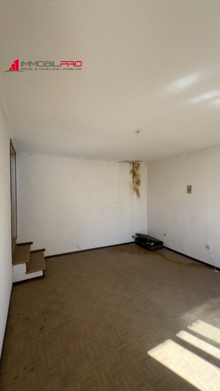 A Carrè (VI), in zona tranquilla e comoda ai servizi, proponiamo casa singola terracielo, posta i...