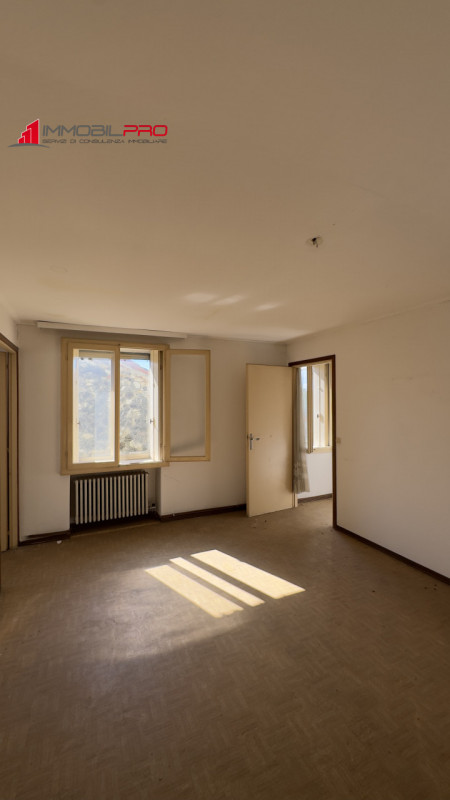 A Carrè (VI), in zona tranquilla e comoda ai servizi, proponiamo casa singola terracielo, posta i...