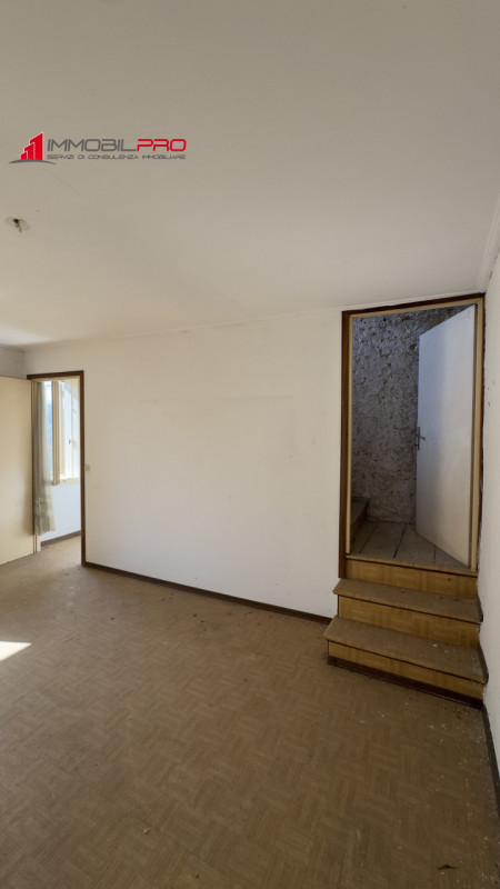 A Carrè (VI), in zona tranquilla e comoda ai servizi, proponiamo casa singola terracielo, posta i...