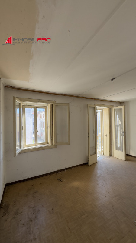 A Carrè (VI), in zona tranquilla e comoda ai servizi, proponiamo casa singola terracielo, posta i...