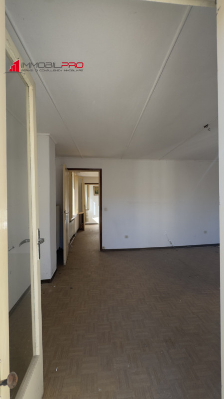 A Carrè (VI), in zona tranquilla e comoda ai servizi, proponiamo casa singola terracielo, posta i...