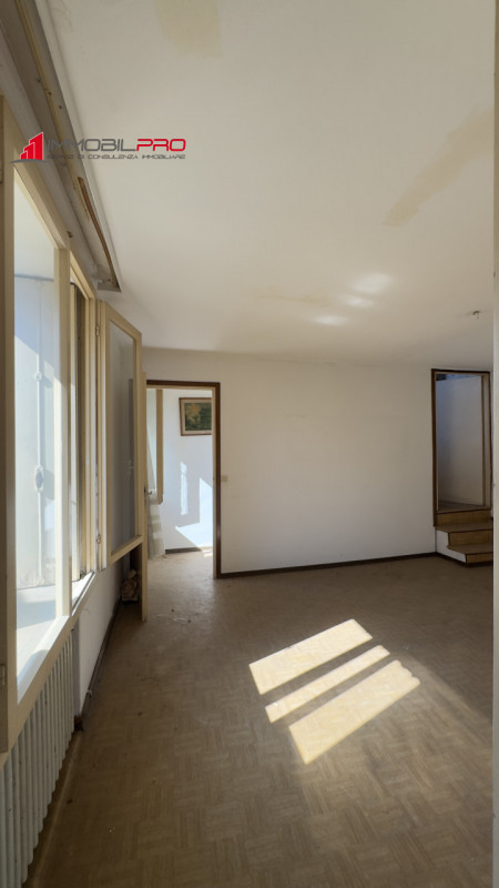 A Carrè (VI), in zona tranquilla e comoda ai servizi, proponiamo casa singola terracielo, posta i...