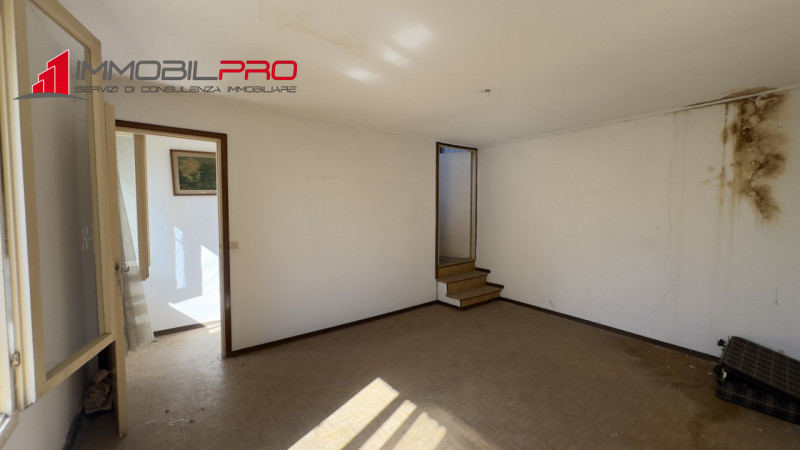 A Carrè (VI), in zona tranquilla e comoda ai servizi, proponiamo casa singola terracielo, posta i...