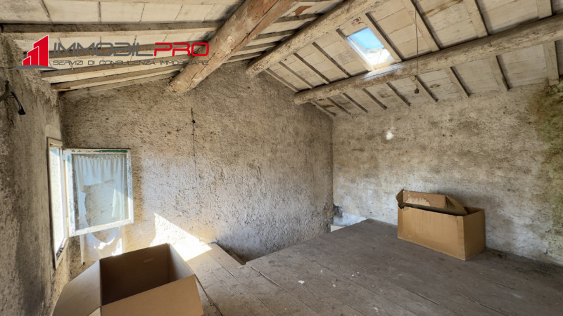 A Carrè (VI), in zona tranquilla e comoda ai servizi, proponiamo casa singola terracielo, posta i...