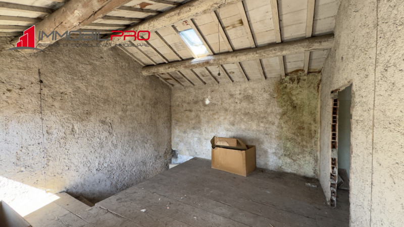 A Carrè (VI), in zona tranquilla e comoda ai servizi, proponiamo casa singola terracielo, posta i...