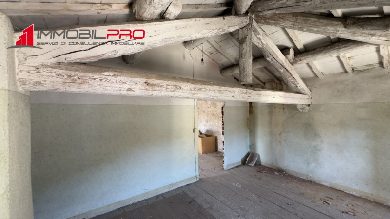 A Carrè (VI), in zona tranquilla e comoda ai servizi, proponiamo casa singola terracielo, posta i...