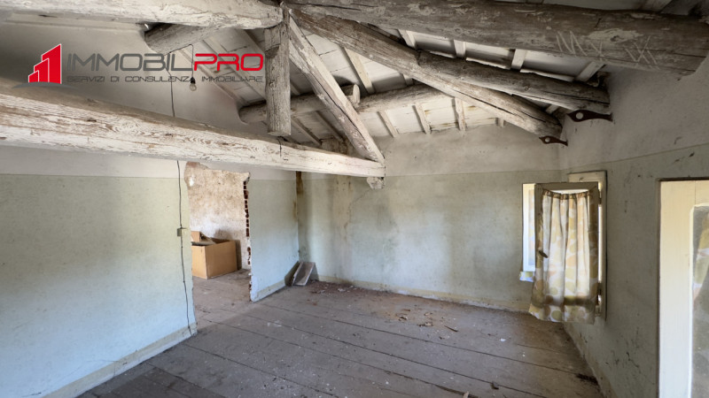 A Carrè (VI), in zona tranquilla e comoda ai servizi, proponiamo casa singola terracielo, posta i...