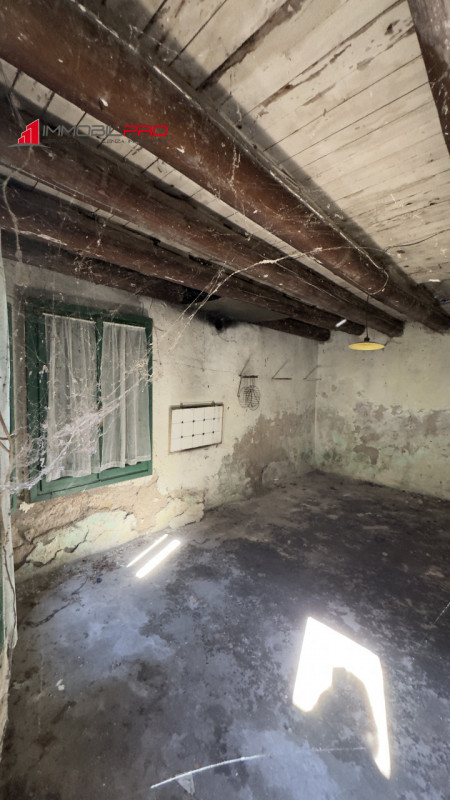 A Carrè (VI), in zona tranquilla e comoda ai servizi, proponiamo casa singola terracielo, posta i...