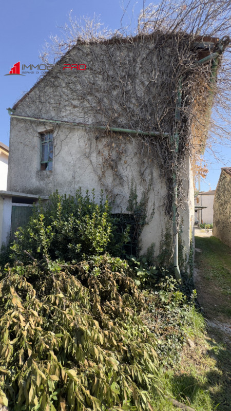 A Carrè (VI), in zona tranquilla e comoda ai servizi, proponiamo casa singola terracielo, posta i...
