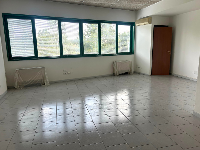 LIMENA - Proponiamo in affitto un ampio ufficio di 130 mq, disposto su due livelli all’interno di...