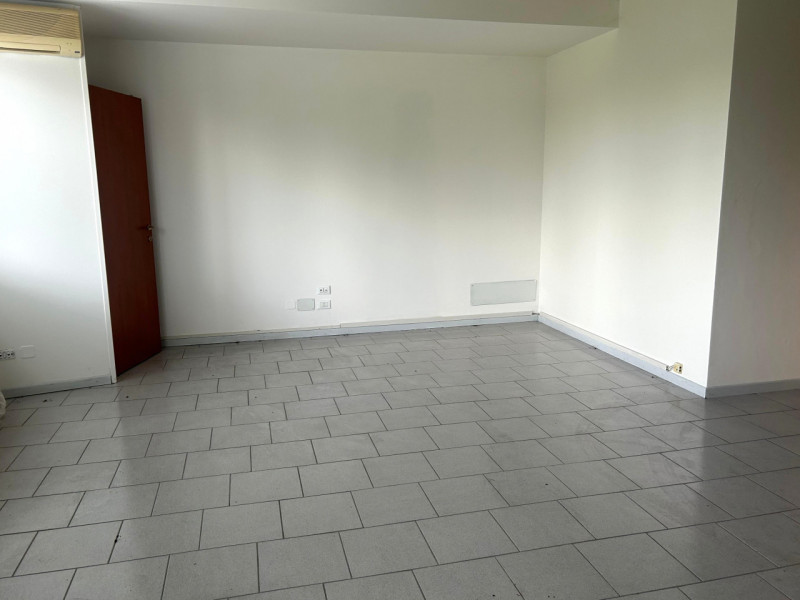 LIMENA - Proponiamo in affitto un ampio ufficio di 130 mq, disposto su due livelli all’interno di...