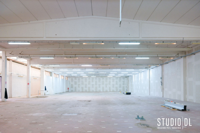 Proponiamo un capannone spazioso di ben 4200 mq, perfetto per le tue esigenze aziendali. Situato ...