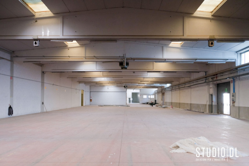 Proponiamo un capannone spazioso di ben 4200 mq, perfetto per le tue esigenze aziendali. Situato ...