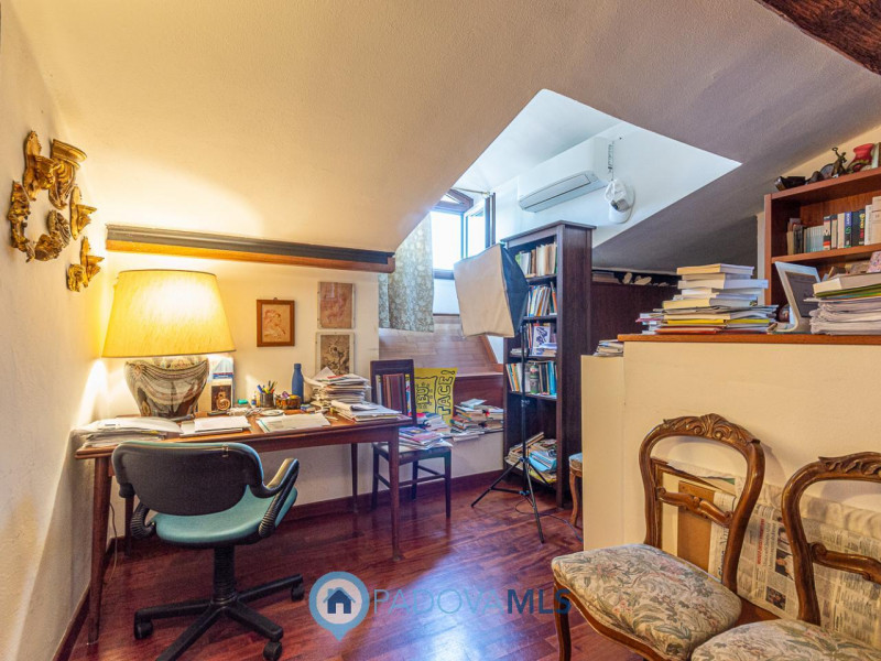 Immobile in esclusiva al Gruppo Padova MLS
Situato nel cuore pulsante del Centro Storico di Padov...