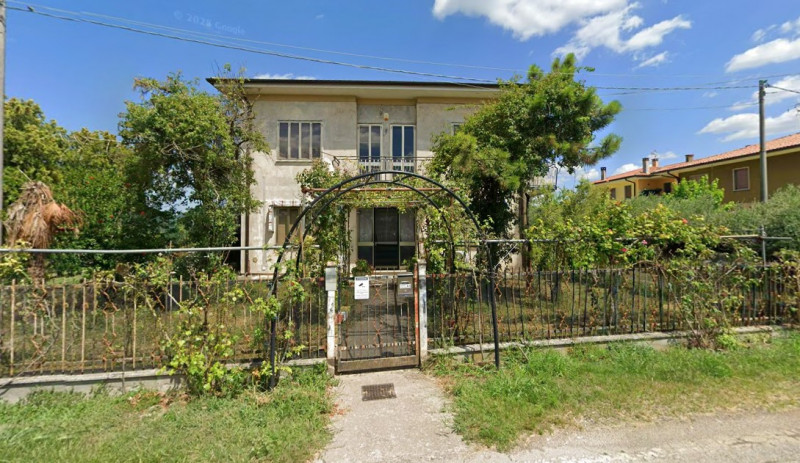 SOSSANO, loc. Pilastro: Abitazione singola terratetto, attualmente così suddivisa: al piano terra...