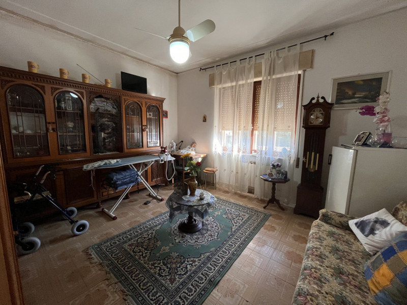 SOSSANO, loc. Pilastro: Abitazione singola terratetto, attualmente così suddivisa: al piano terra...