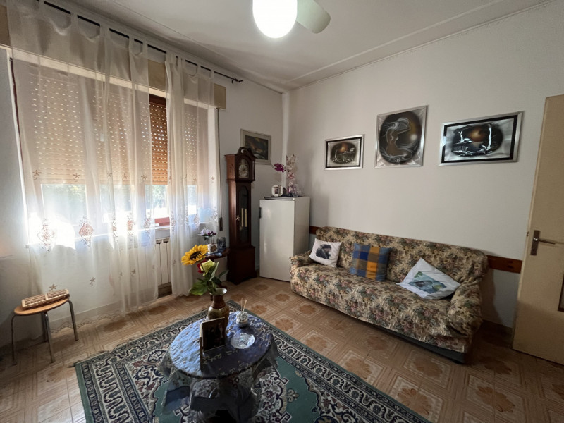 SOSSANO, loc. Pilastro: Abitazione singola terratetto, attualmente così suddivisa: al piano terra...