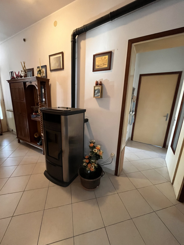 SOSSANO, loc. Pilastro: Abitazione singola terratetto, attualmente così suddivisa: al piano terra...