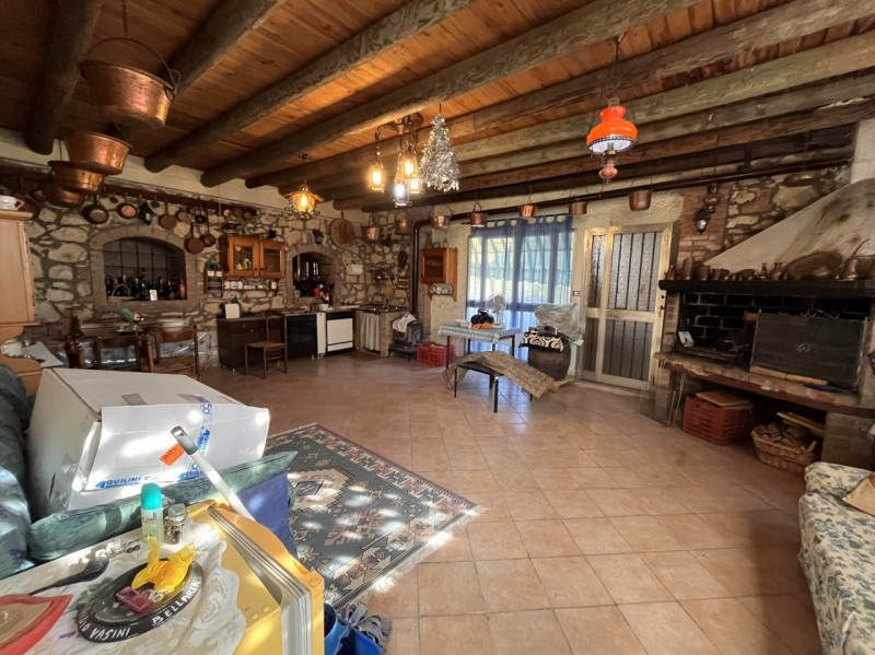 SOSSANO, loc. Pilastro: Abitazione singola terratetto, attualmente così suddivisa: al piano terra...