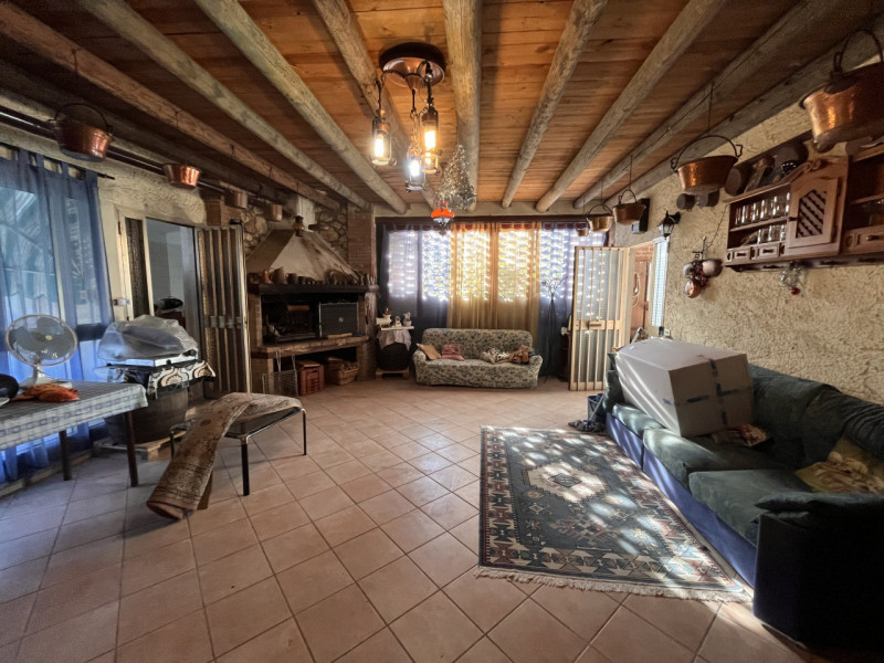 SOSSANO, loc. Pilastro: Abitazione singola terratetto, attualmente così suddivisa: al piano terra...