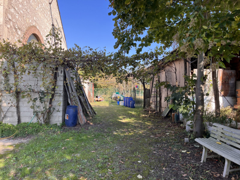 SOSSANO, loc. Pilastro: Abitazione singola terratetto, attualmente così suddivisa: al piano terra...