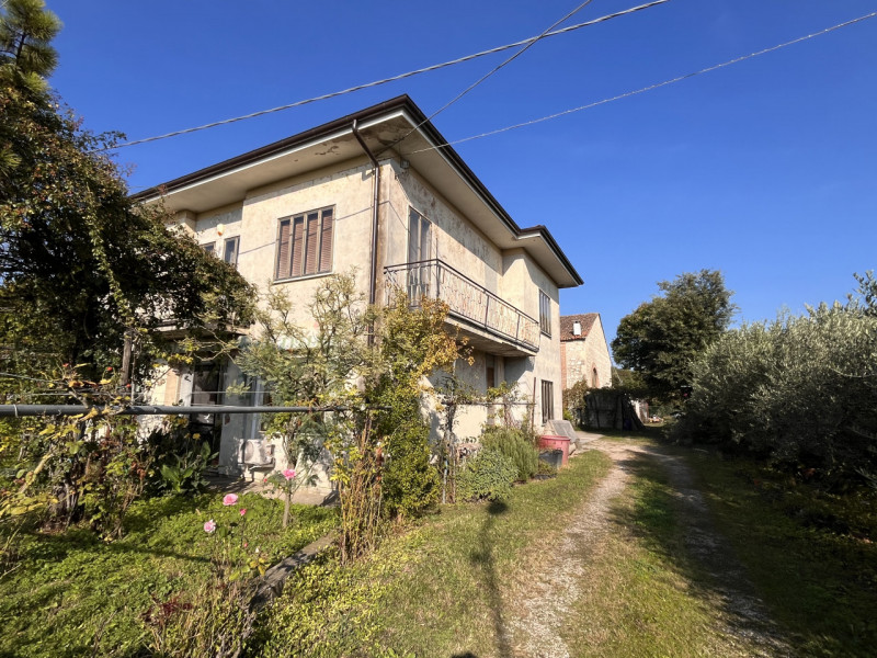 SOSSANO, loc. Pilastro: Abitazione singola terratetto, attualmente così suddivisa: al piano terra...