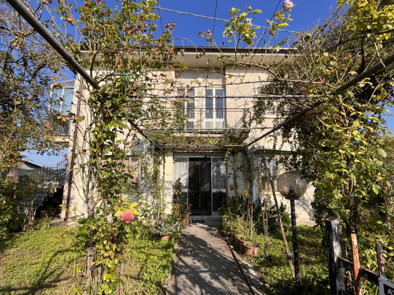 SOSSANO, loc. Pilastro: Abitazione singola terratetto, attualmente così suddivisa: al piano terra...