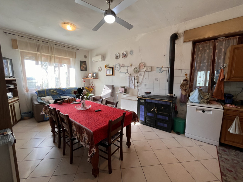 SOSSANO, loc. Pilastro: Abitazione singola terratetto, attualmente così suddivisa: al piano terra...