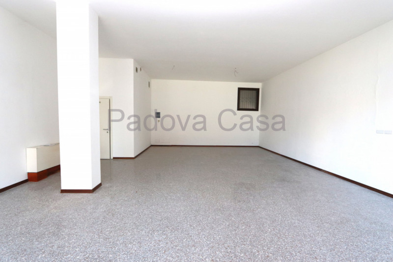 Nel pieno centro del comune di Vigodarzere, negozio con due vetrine, composto da locale open spac...