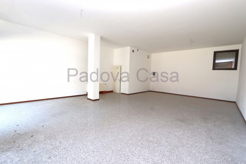 Nel pieno centro del comune di Vigodarzere, negozio con due vetrine, composto da locale open spac...