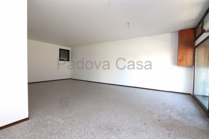 Nel pieno centro del comune di Vigodarzere, negozio con due vetrine, composto da locale open spac...