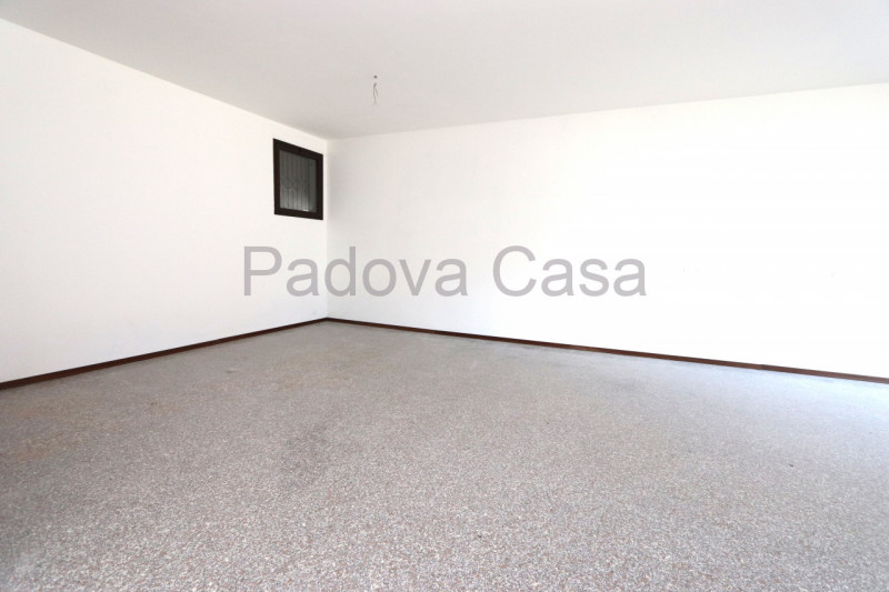 Nel pieno centro del comune di Vigodarzere, negozio con due vetrine, composto da locale open spac...