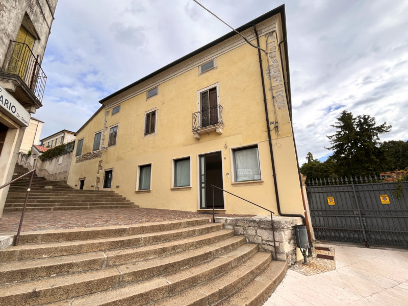 ORGIANO: Proponiamo in affitto un ampio e luminoso negozio di circa 168 mq, situato nella posizio...