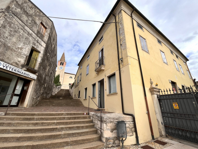 ORGIANO: Proponiamo in affitto un ampio e luminoso negozio di circa 168 mq, situato nella posizio...