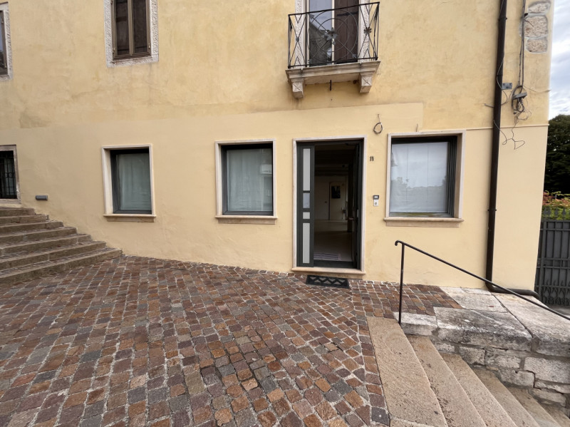 ORGIANO: Proponiamo in affitto un ampio e luminoso negozio di circa 168 mq, situato nella posizio...