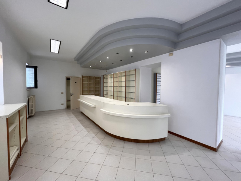 ORGIANO: Proponiamo in affitto un ampio e luminoso negozio di circa 168 mq, situato nella posizio...