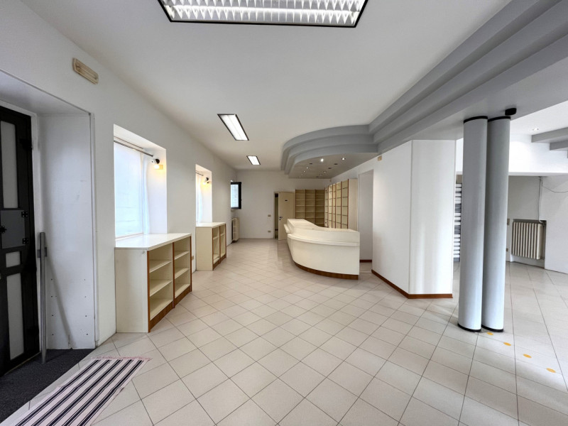 ORGIANO: Proponiamo in affitto un ampio e luminoso negozio di circa 168 mq, situato nella posizio...