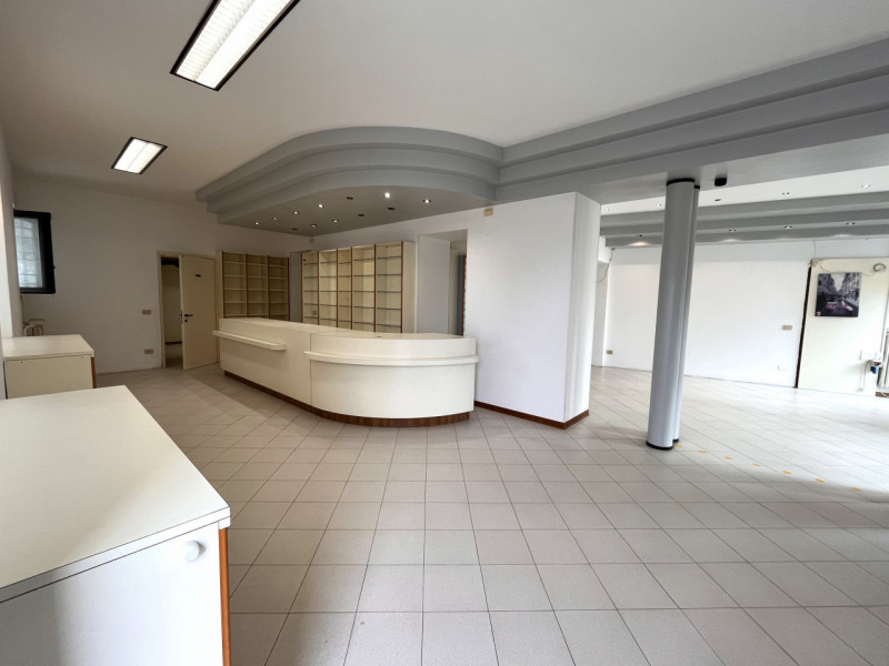 ORGIANO: Proponiamo in affitto un ampio e luminoso negozio di circa 168 mq, situato nella posizio...