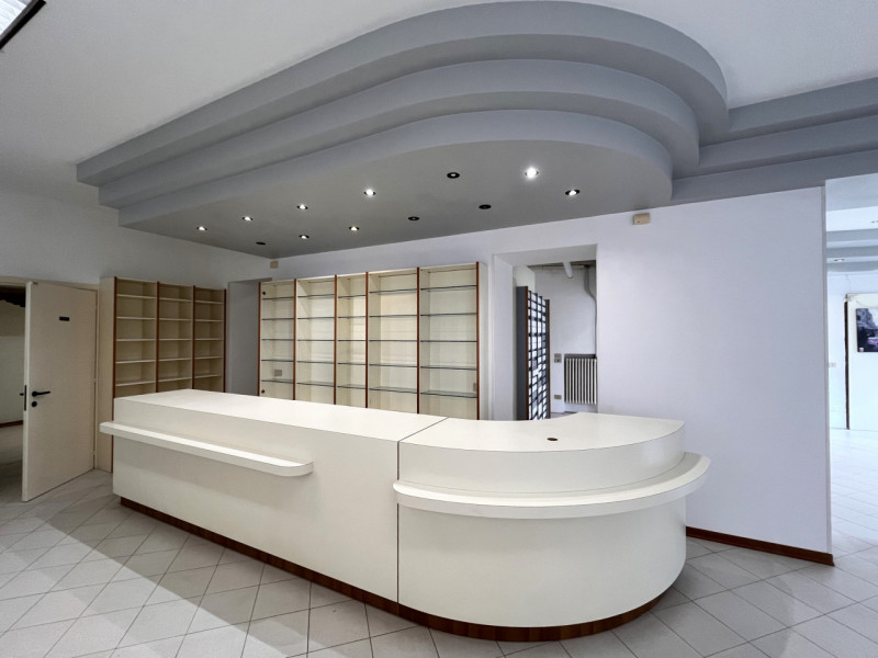 ORGIANO: Proponiamo in affitto un ampio e luminoso negozio di circa 168 mq, situato nella posizio...